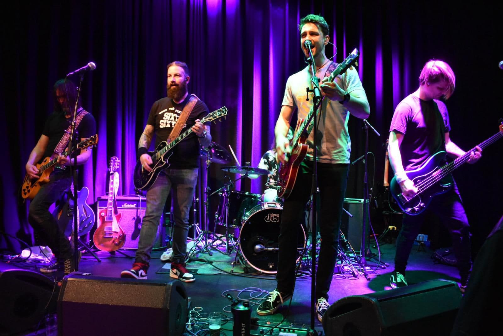 Shows live foto van de hele band